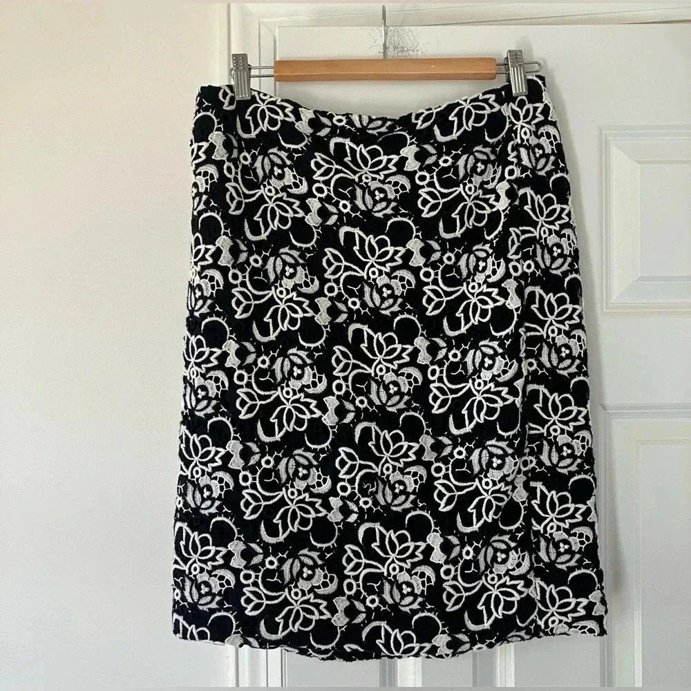 Talbots Skirt Black @ White Floral Embroidered Lace Overlay Lined Pencil Size 10